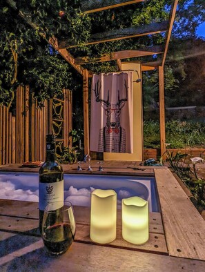 Outdoor spa tub - Welcome on Wellington, your 3 bedroom getaway with stunning mountain views. (Warburton)