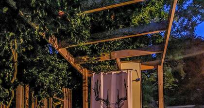 Welcome on Wellington, your 3 bedroom getaway with stunning mountain views.