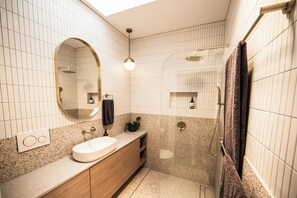 Hair dryer, towels, soap, shampoo - Welcome on Wellington, your 3 bedroom getaway with stunning mountain views. (Warburton)