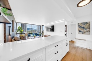 Interior - NEW LISTING 2023 Modern Renovated Condo - 1 block to beach, free parking! (Honolulu)