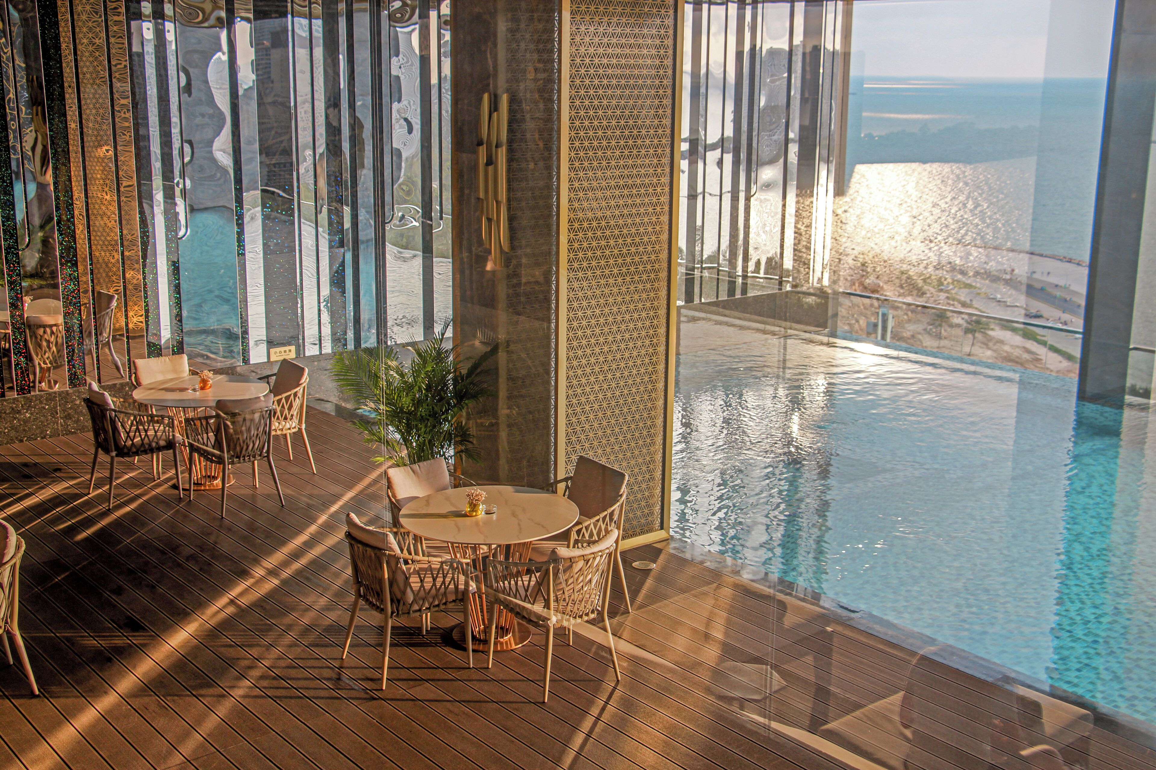 Innenpool, geöffnet von 08:00 Uhr bis 22:00 Uhr, Liegestühle