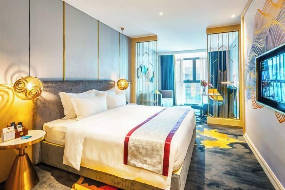 Premium bedding, free minibar, in-room safe, desk