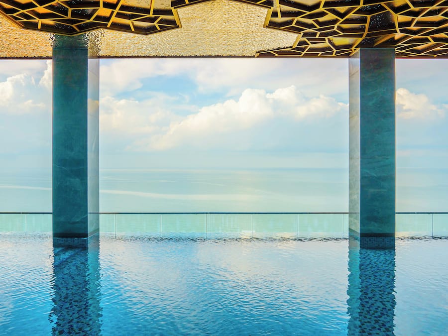 Piscine couverte, accÚs possible de 08 h 00 à 22 h 00, chaises longues