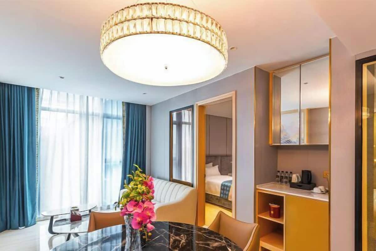 1 bedroom, premium bedding, free minibar, in-room safe