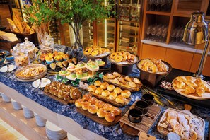 Free daily buffet breakfast