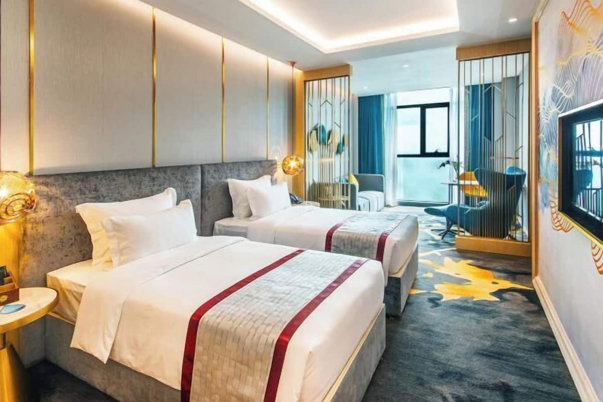 1 bedroom, premium bedding, free minibar, in-room safe