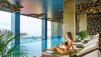 屋内プール、営業時間 8:00 ~ 22:00、サンラウンジャー