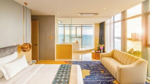 Junior Suite | Peralatan tempat tidur premium, bar mini percuma, peti besi dalam bilik 