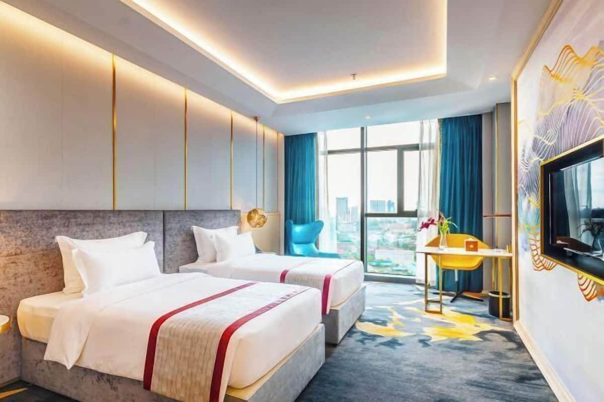 Premium bedding, free minibar, in-room safe, desk