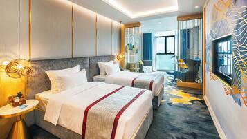 Een hotelkamer met twee bedden, een grote spiegel en uitzicht op de stad.