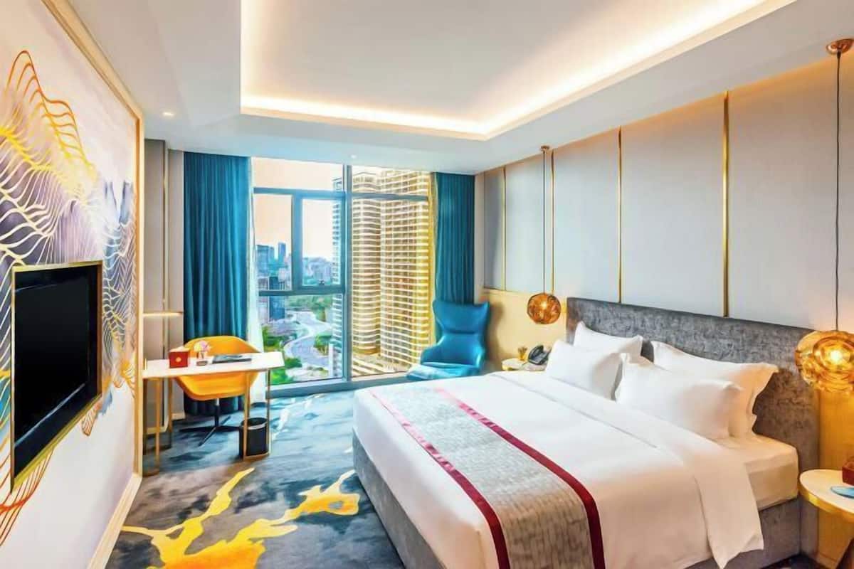 Premium bedding, free minibar, in-room safe, desk