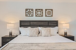 4 chambres, bureau, fer et planche à repasser, lit parapluie