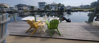 Deep-Water Canal Front Coastal Cottage Only Steps to the Beach & Pet Friendly! 