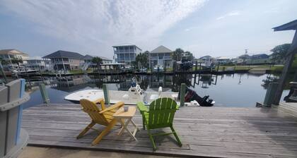 Deep-Water Canal Front Coastal Cottage Only Steps to the Beach & Pet Friendly!