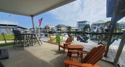 Deep-Water Canal Front Coastal Cottage Only Steps to the Beach & Pet Friendly!