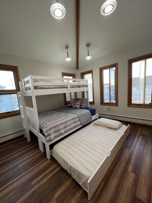 4 bedrooms, iron/ironing board, WiFi