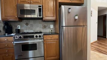 Refrigerador, microondas, horno y parrilla de estufa