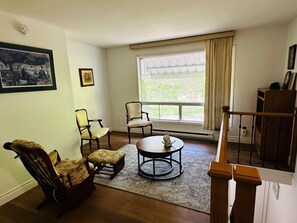 Interior - Cozy Tranquil Cottage Living -Beautiful Green Areas -River access from backyard! (MARV)