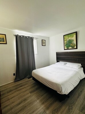 4 室のベッドルーム、アイロン / アイロン台、WiFi (無料)、ベッドシーツ