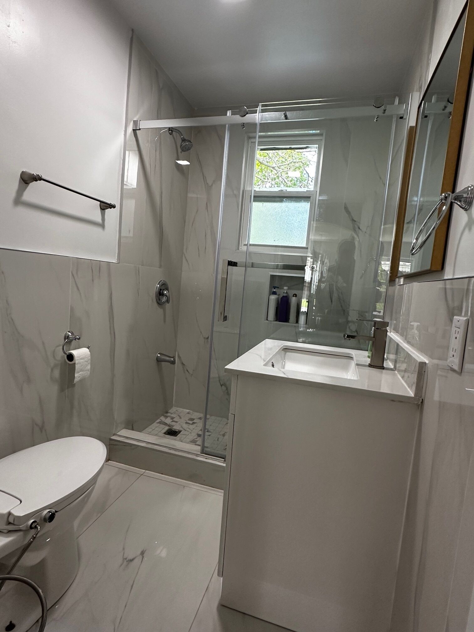 Sèche-cheveux, savon, shampoing, papier toilette