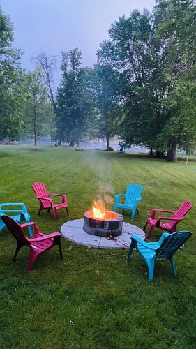 Cozy Tranquil Cottage Living -Beautiful Green Areas -River access from backyard!