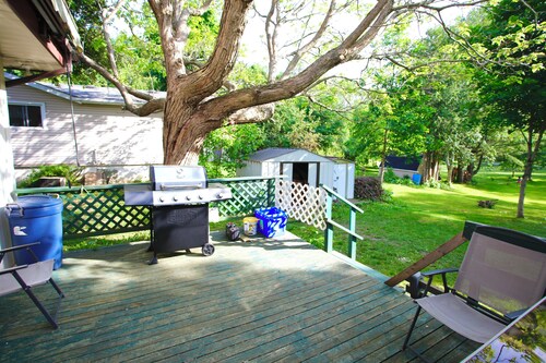 Cozy Tranquil Cottage Living -Beautiful Green Areas -River access from backyard!