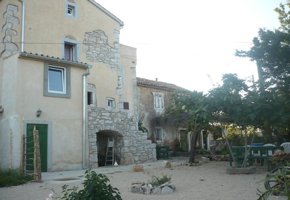 House, Smoking | Exterior