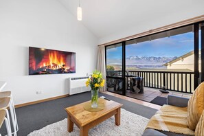 Een smart-tv en boeken