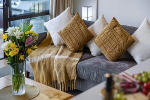 Smart TV, books - Alpine Three Bedroom Two Bath Apartment (Queenstown)