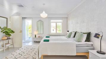 5 bedrooms, desk, iron/ironing board, travel cot