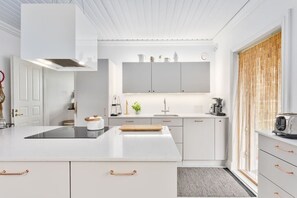 Kjøleskap, mikrobølgeovn, ovn og kokeplater