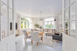 Tv, eldstad och en stereo