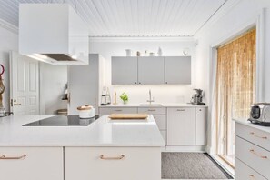 Jääkaappi, mikroaaltouuni, uuni, liesi