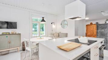 Køleskab, mikrobølgeovn, ovn, kogeplade