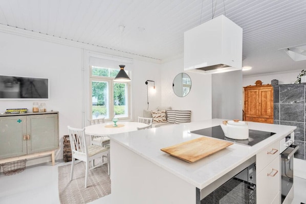 Een koelkast, een magnetron, een oven, een kookplaat