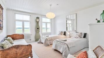 5 間睡房、書桌、熨斗/熨衫板、可攜式嬰兒床