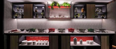 Una cocina moderna con una isla central, estantes empotrados y salpicadero.