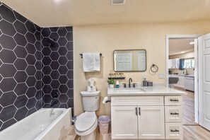 Hårføner, håndklær, såpe og toalettpapir