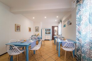 Petit déjeuner continental (8 EUR par personne)