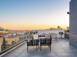 Apartment, 2 Bedrooms, Balcony, City View | Living area