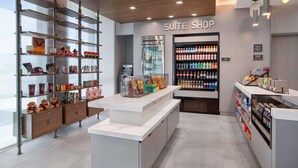 Ein moderner Hotel-Shop mit Kühlregal, Snackbehältern und einer Auswahl an Getränken.