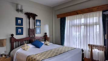 9 bedrooms, desk, WiFi, bed sheets