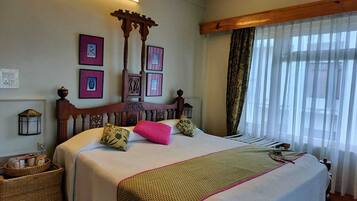 9 bedrooms, desk, WiFi, bed sheets