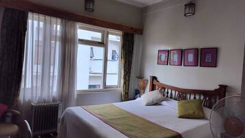 9 bedrooms, desk, WiFi, bed sheets