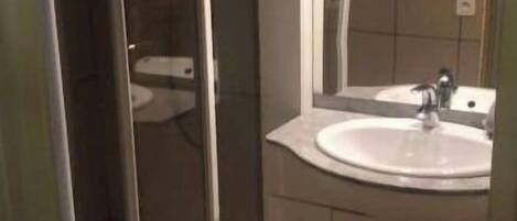 吹风机、毛巾、肥皂、卫生纸