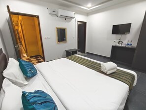 Deluxe tweepersoonskamer | Luxe beddengoed, individueel gemeubileerd, een laptopwerkplek