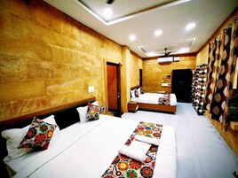 Habitación cuádruple familiar, varias camas | Ropa de cama de alta calidad y mobiliario individual