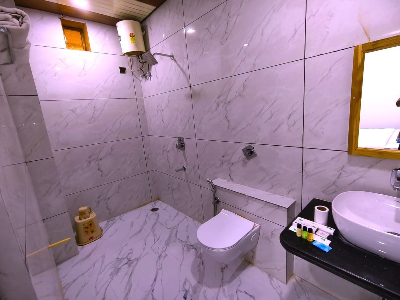 Un baño con inodoro, lavamanos y ducha.