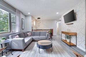 Smart TV, fireplace, video games, foosball - Pool/Lake ~ Poconos ~ Spacious 5BR 3Bath House ~ Fire Pit ~ Hot Tub ~ Game room (Tobyhanna)