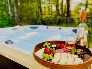 Outdoor spa tub - Pool/Lake ~ Poconos ~ Spacious 5BR 3Bath House ~ Fire Pit ~ Hot Tub ~ Game room (Tobyhanna)